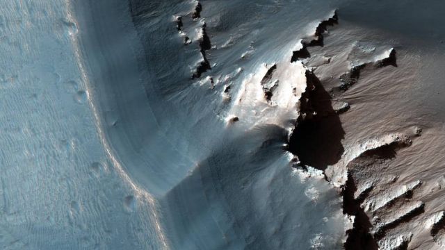 NASA опубликовало снимок лабиринта Ночи на Марсе NASA опубликовало снимок лабиринта Ночи на Марсе