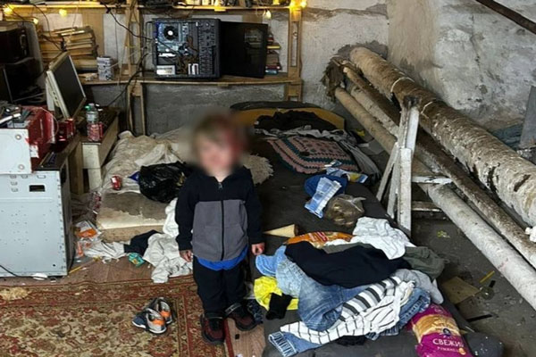 Полиция Петербурга изъяла троих детей от 2 до 6 лет, живших с отцом в подвале | В питерском подвале среди хлама нашли троих детей-маугли. Они жили с отцом Полиция Петербурга изъяла троих детей от 2 до 6 лет, живших с отцом в подвале | В питерском подвале среди хлама нашли троих детей-маугли. Они жили с отцом
