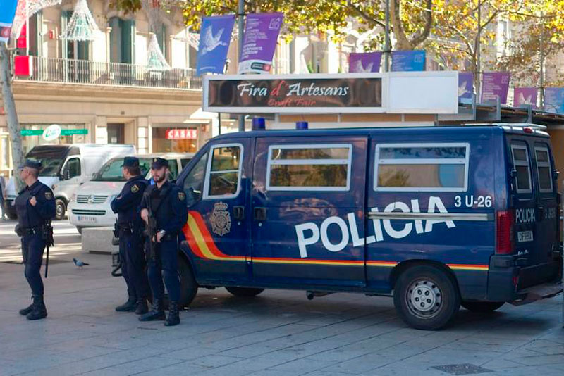 Полуголая активистка Femen прервала встречу правых партий в Мадриде: "Протест против Патриотов Европы!" | Полуголая женщина прервала митинг с участием Орбана и Ле Пен в Мадриде 