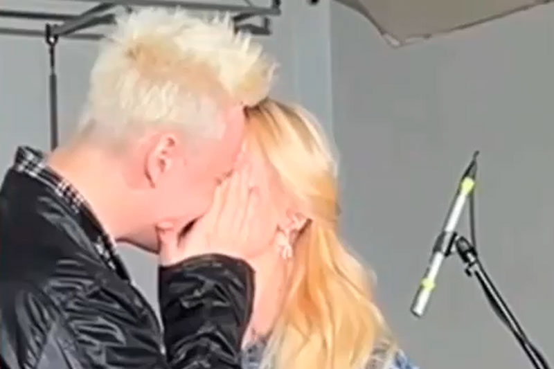 Скандал на концерте: "Это была просто шутка!" — Екатерина Мизулина и SHAMAN поцеловались в школе, вызывая слухи о романе | Shaman и Мизулина поцеловались при детях Скандал на концерте: "Это была просто шутка!" — Екатерина Мизулина и SHAMAN поцеловались в школе, вызывая слухи о романе | Shaman и Мизулина поцеловались при детях