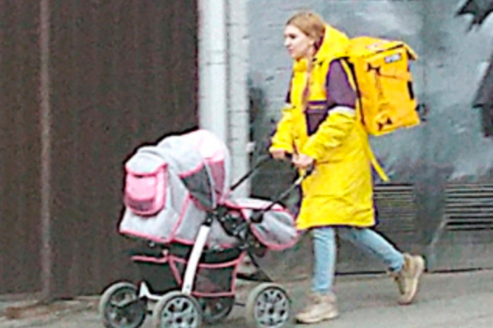 Курьер «Яндекс.Еды» шокировал соцсети, выйдя на работу с ребенком в коляске. ФОТО Курьер «Яндекс.Еды» шокировал соцсети, выйдя на работу с ребенком в коляске. ФОТО