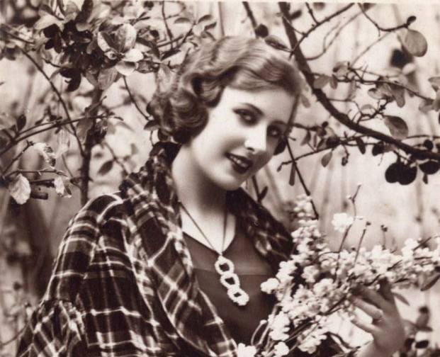 Первый конкурс "Мисс Россия" прошел в 1932 году во Франции. Фото победительницы