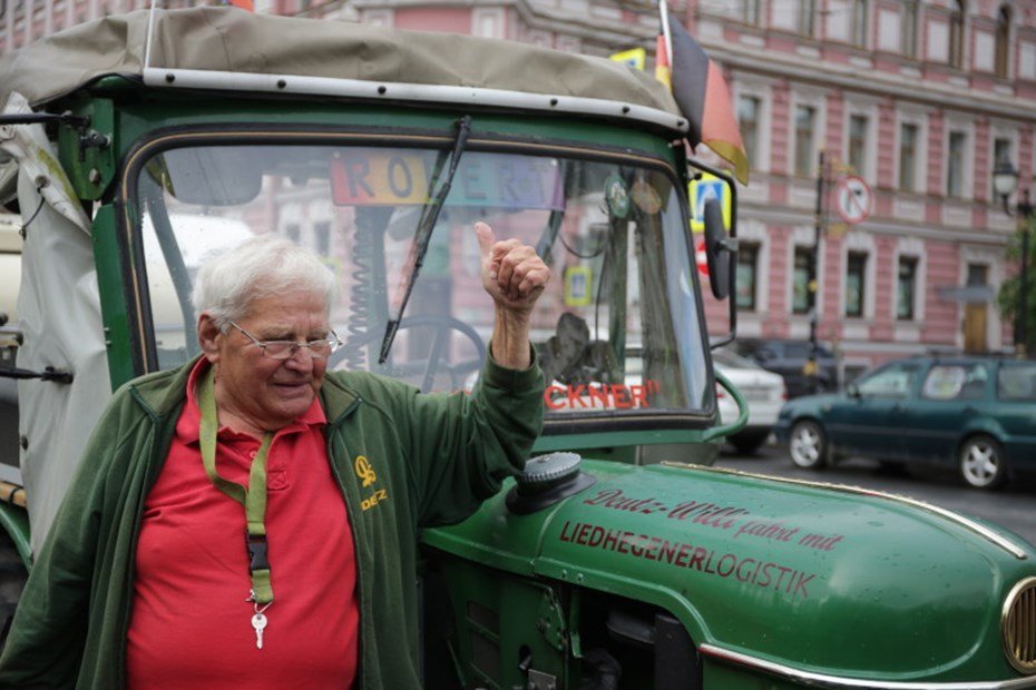 81-летний немец доехал до Петербурга на старинном тракторе без всяких навигаторов