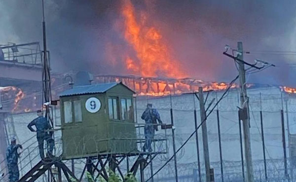 Колония «Белый лебедь» с опасными преступниками загорелась в Соликамске | На территории колонии «Белый лебедь» в Соликамске разгорелся пожар Колония «Белый лебедь» с опасными преступниками загорелась в Соликамске | На территории колонии «Белый лебедь» в Соликамске разгорелся пожар