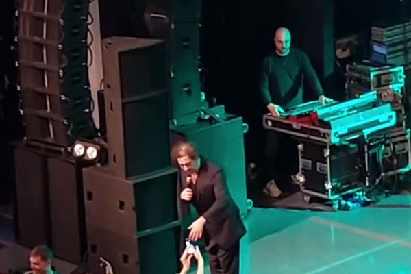 Григорий Лепс на концерте в Ярославле выбил телефон из рук фанатки. Видео | Григорий Лепс выбил телефон из рук фанатки на концерте Григорий Лепс на концерте в Ярославле выбил телефон из рук фанатки. Видео | Григорий Лепс выбил телефон из рук фанатки на концерте