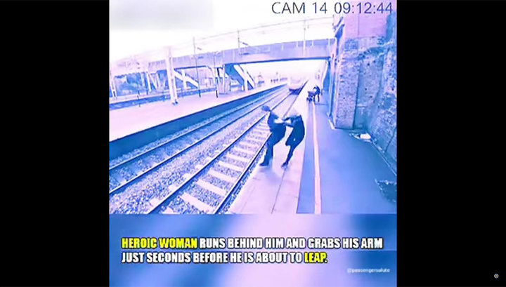 Девушка на перроне, увидев самоубийцу, среагировала как спасатель. Видео