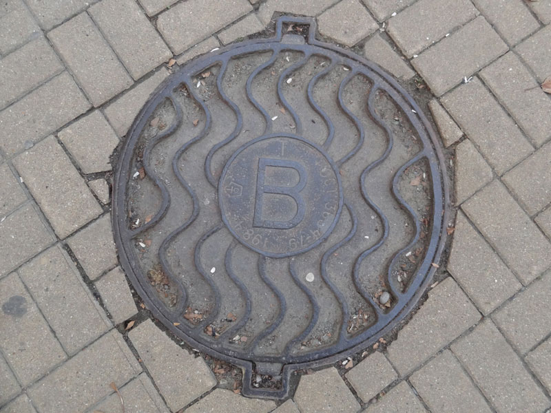 Открытая угроза: почему в городах на Урале продолжают красть люки