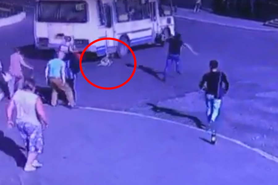 В Норильске автобус протащил девочку по дороге, зажав ей ногу дверями В Норильске автобус протащил девочку по дороге, зажав ей ногу дверями