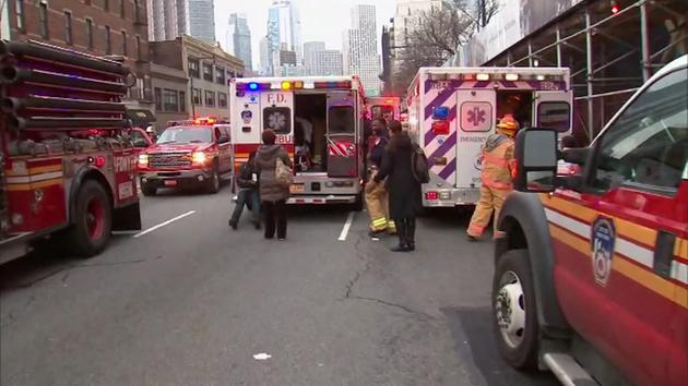 В Нью Йорке пассажирский поезд врезался в терминал, десятки пострадавших