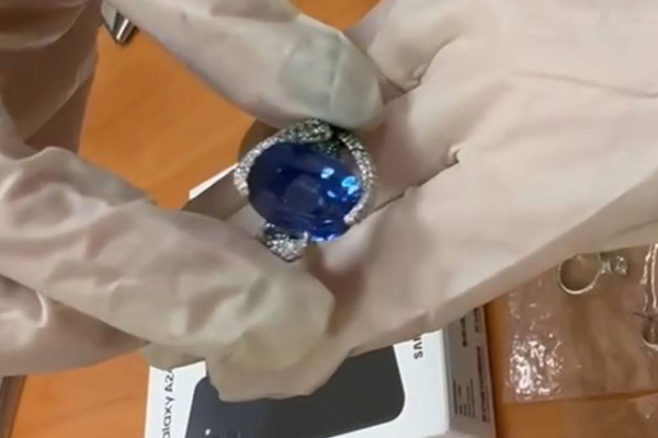 Брендовые украшения на 10 млн рублей обнаружили домодедовские таможенники в рюкзаке у пассажира   