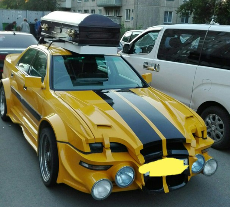 Полицейские наказали курганца за гроб на крыше автомобиля. ФОТО Полицейские наказали курганца за гроб на крыше автомобиля. ФОТО