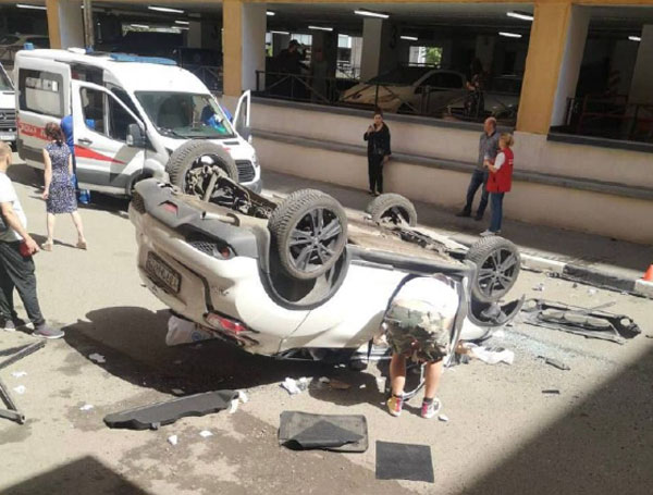 В Москве с многоуровневой парковки упал автомобиль, водителя госпитализировали В Москве с многоуровневой парковки упал автомобиль, водителя госпитализировали