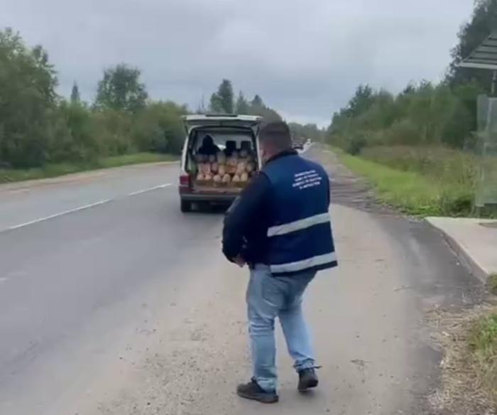 В Петербурге продавец арбузов прокатил инспектора на капоте: нарушитель задержан | Нелегальный торговец арбузами напал на рейдовика в Питере