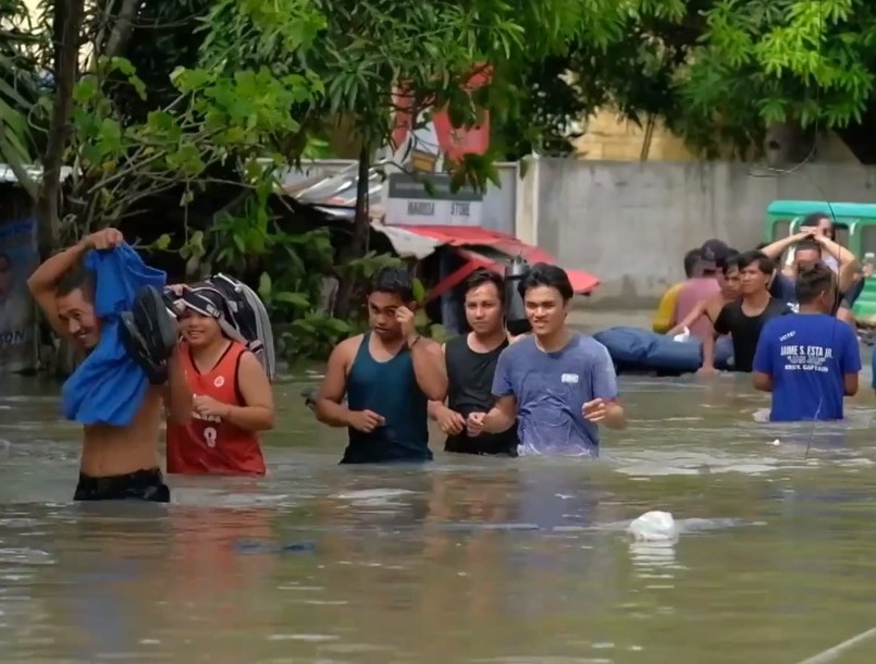 Десятки жертв: Вьетнам и Филиппины под ударом шторма "Кристина". Видео | Тропический шторм "Кристина" ударил по Вьетнаму и Филиппинам