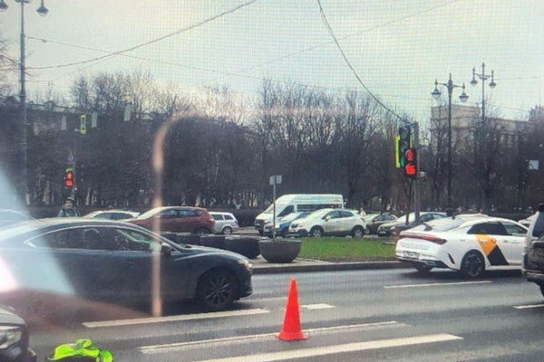 В Петербурге иномарка сбила двух пешеходов и чуть не проехалась по ним снова | В Петербурге иномарка чуть дважды не проехалась по пешеходам В Петербурге иномарка сбила двух пешеходов и чуть не проехалась по ним снова | В Петербурге иномарка чуть дважды не проехалась по пешеходам