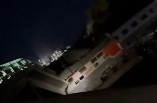 ЧП с поездом в Брянской области: 47 человек госпитализированы, трое в тяжёлом состоянии | В Брянской области при обрушении моста пострадали 47 человек ЧП с поездом в Брянской области: 47 человек госпитализированы, трое в тяжёлом состоянии | В Брянской области при обрушении моста пострадали 47 человек