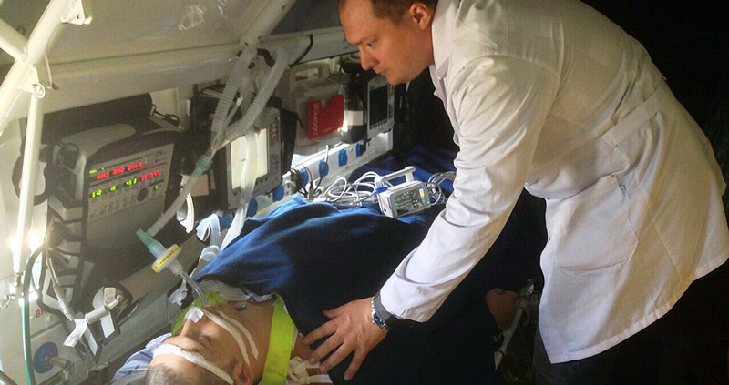 Военные медики спасли жизнь пострадавшего в автоаварии военнослужащего, впервые применив новый вертолётный реанимационный модуль