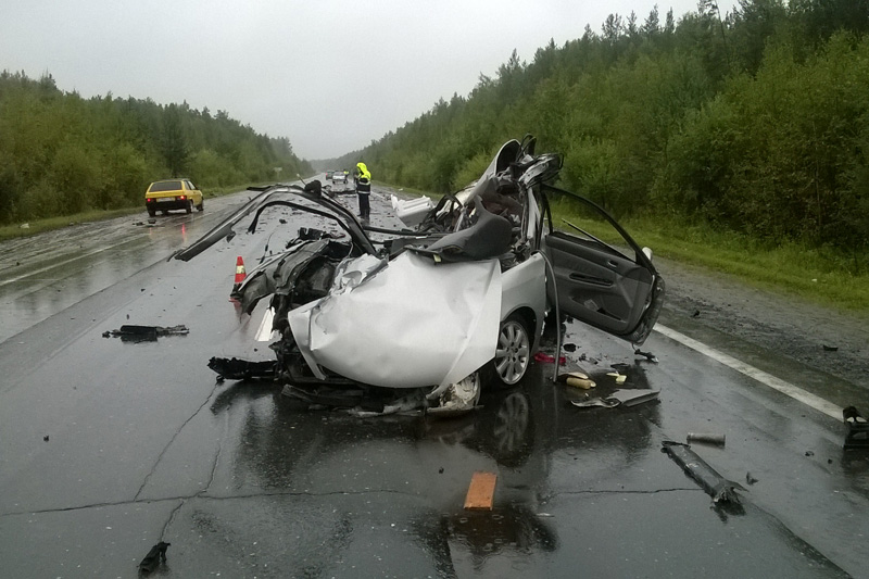 В Свердловской области на Серовском тракте столкнулись Toyota Camry и длинномер MAN