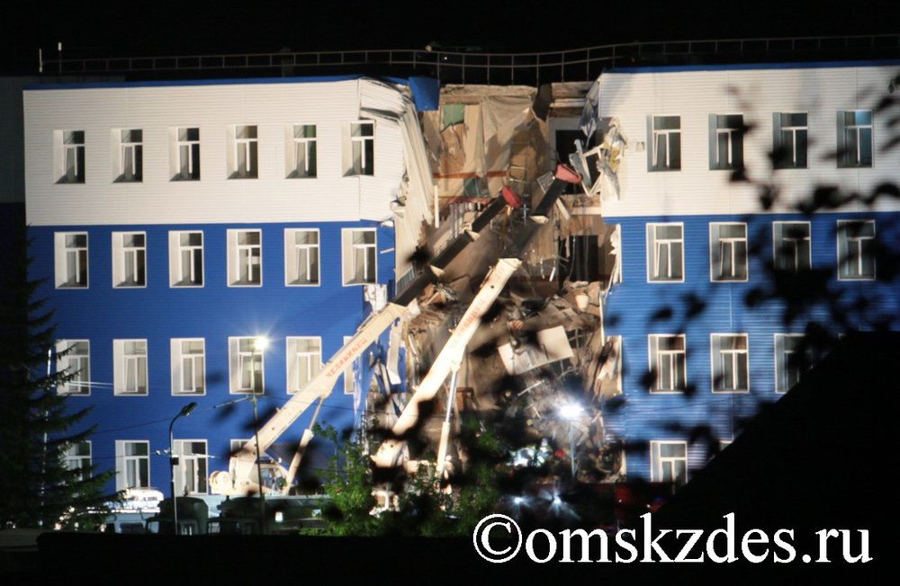 Шойгу доложил Путину об обрушении казармы под Омском