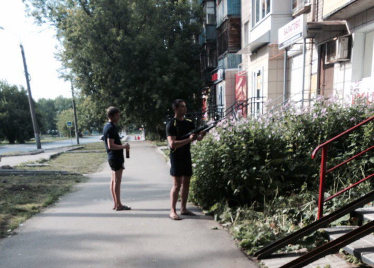 Пьяные пермяки открыли огонь в центре города. Обстреляли несколько человек и машину. ФОТО Пьяные пермяки открыли огонь в центре города. Обстреляли несколько человек и машину. ФОТО