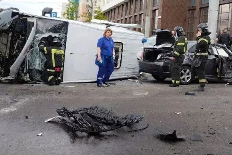 Карета скорой помощи перевернулась на бок после ДТП с легковушкой в Белгороде | В Белгороде карета скорой столкнулась с легковушкой на перекрёстке Карета скорой помощи перевернулась на бок после ДТП с легковушкой в Белгороде | В Белгороде карета скорой столкнулась с легковушкой на перекрёстке