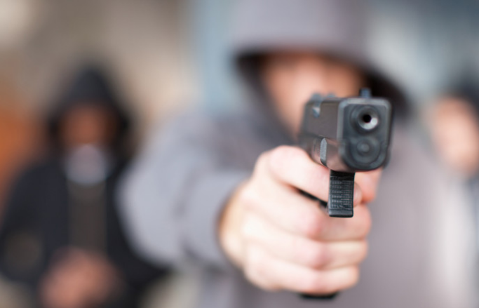 В Новосибирске неизвестные с оружием ограбили банк В Новосибирске неизвестные с оружием ограбили банк