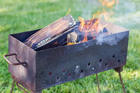 В Подмосковье школьник распорол ногу, споткнувшись об обычный мангал на даче   | Подросток из Москвы разодрал ногу до кости, упав на мангал