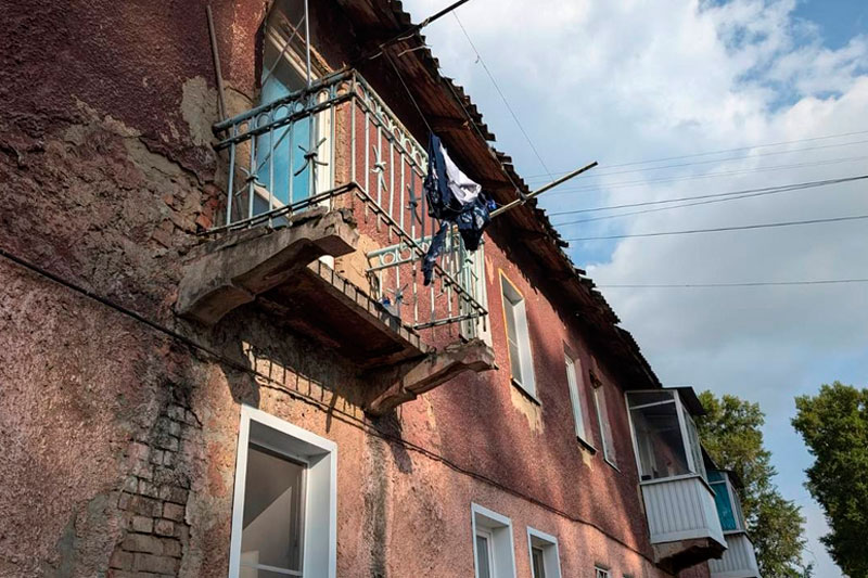 В одном из домов Кузбасса рухнул балкон, когда на нём стояла хозяйка квартиры В одном из домов Кузбасса рухнул балкон, когда на нём стояла хозяйка квартиры