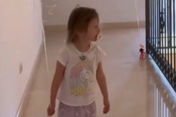 В соцсетях раскритиковали Альбину Джанабаеву за соску во рту у трёхлетней дочери | Альбину Джанабаеву затравили за соску во рту у дочери В соцсетях раскритиковали Альбину Джанабаеву за соску во рту у трёхлетней дочери | Альбину Джанабаеву затравили за соску во рту у дочери