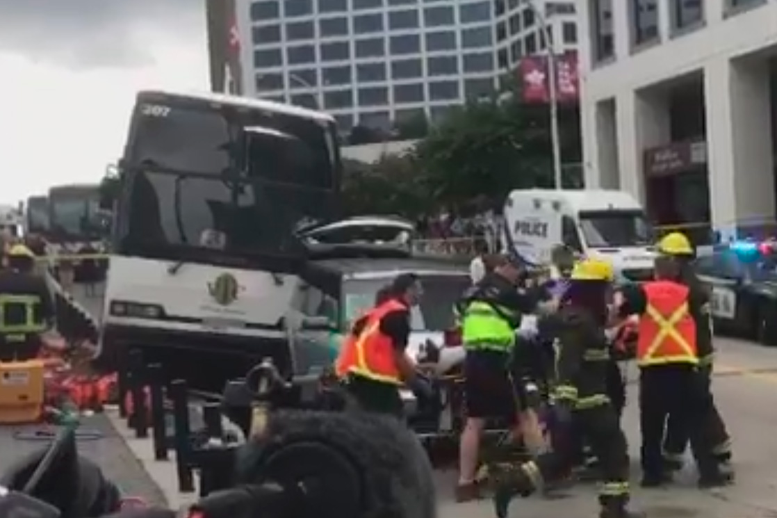 В Канаде туристический автобус протаранил толпу, есть пострадавшие В Канаде туристический автобус протаранил толпу, есть пострадавшие