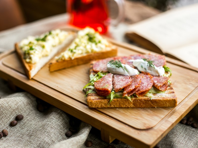 "Бутерброд с колбасой — калорийная бомба!" — диетолог разоблачает популярные закуски | Диетолог Чунтонова призвала отказаться от бутербродов с колбасой и майонезом