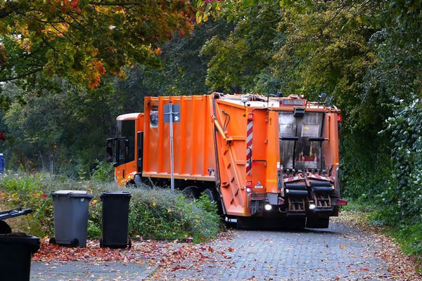 Мужчина спрятался от полиции в мусорном баке, но его расплющило в мусоровозе Мужчина спрятался от полиции в мусорном баке, но его расплющило в мусоровозе