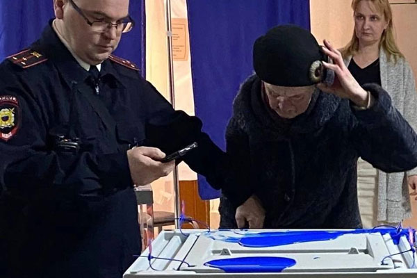 Россияне начали массово портить бюллетени на выборах президента Россияне начали массово портить бюллетени на выборах президента