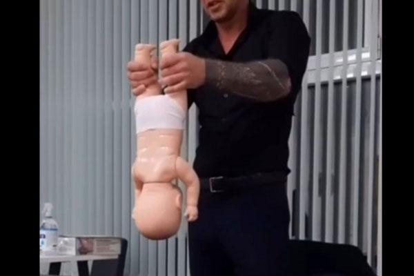 В Чите мануальный терапевт «лечит» детей, тряся их вверх ногами В Чите мануальный терапевт «лечит» детей, тряся их вверх ногами