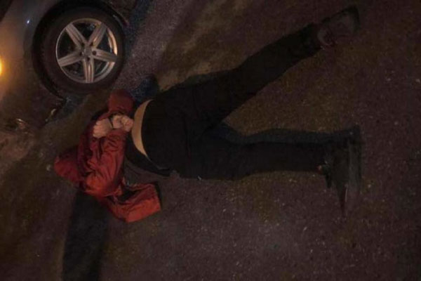 В Самаре мужчина на чёрном джипе посреди трассы вытолкал из салона девушку с перерезанным горлом В Самаре мужчина на чёрном джипе посреди трассы вытолкал из салона девушку с перерезанным горлом