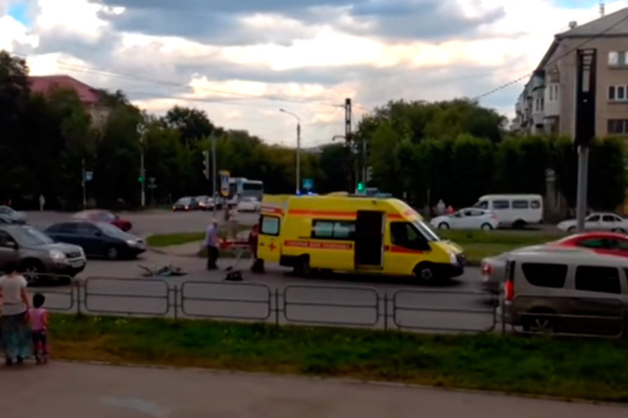 Скорая с умирающей велосипедисткой сбила другую девушку на велосипеде Скорая с умирающей велосипедисткой сбила другую девушку на велосипеде