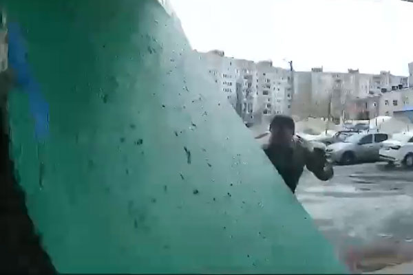 Бетонная стена у дома в Уфе чуть не придавила доставщика, оставившего посылку. Видео | В Уфе доставщик мебели чудом не попал под упавшую стену около подъезда Бетонная стена у дома в Уфе чуть не придавила доставщика, оставившего посылку. Видео | В Уфе доставщик мебели чудом не попал под упавшую стену около подъезда