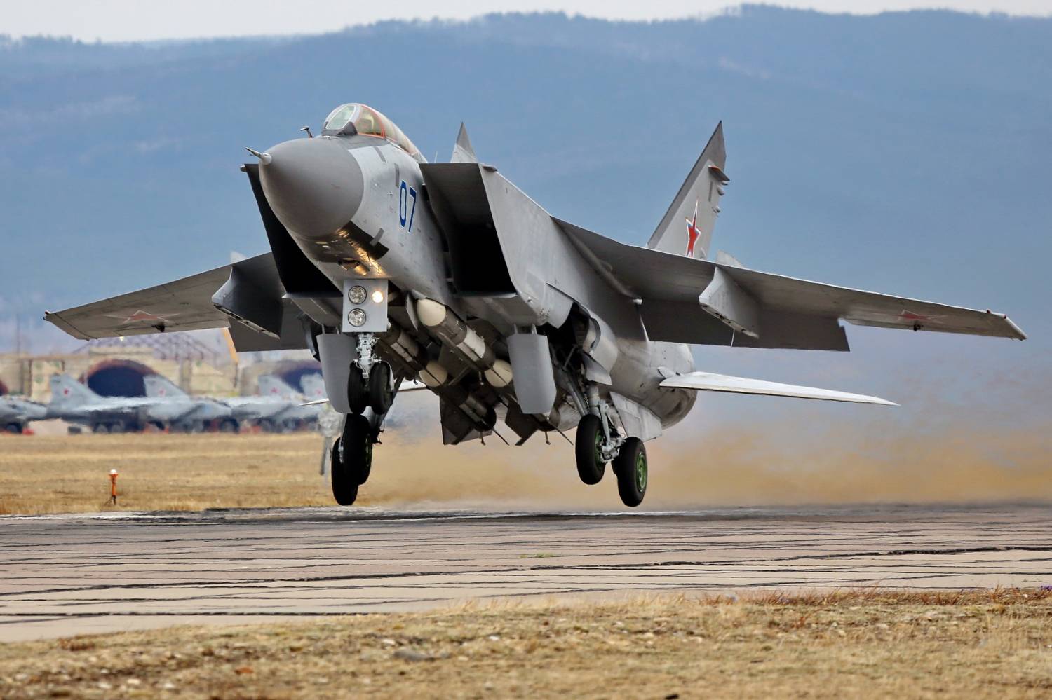 «Летающий радар» А-50 навёл истребители-перехватчики МиГ-31БМ на крылатые ракеты условного противника в небе над Бурятией «Летающий радар» А-50 навёл истребители-перехватчики МиГ-31БМ на крылатые ракеты условного противника в небе над Бурятией