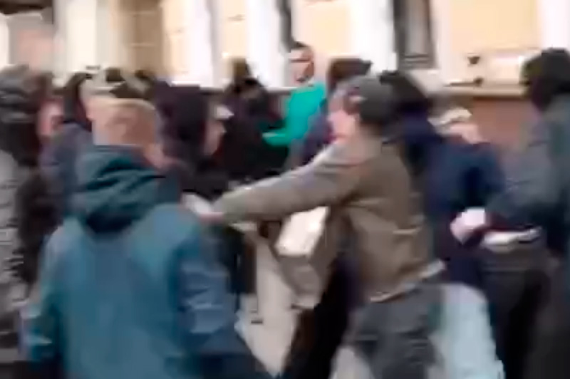 В центре Москвы произошла массовая драка из-за кроссовок В центре Москвы произошла массовая драка из-за кроссовок