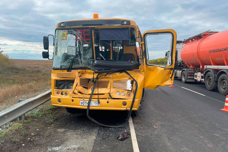Автобус с 15 детьми и их тренером влетел в КамАЗ в Оренбуржье | На трассе в Оренбургской области автобус с 15 детьми врезался в КамАЗ Автобус с 15 детьми и их тренером влетел в КамАЗ в Оренбуржье | На трассе в Оренбургской области автобус с 15 детьми врезался в КамАЗ