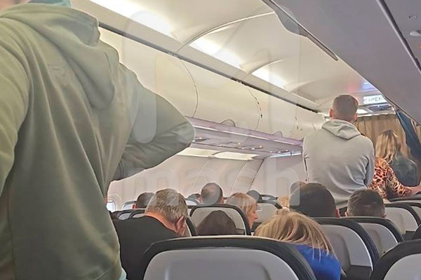 Самолёт с российскими туристами, летевший из Египта в Калининград, застрял в Польше без еды, воды и топлива | Самолет с российскими туристами оказался без еды и воды в Польше Самолёт с российскими туристами, летевший из Египта в Калининград, застрял в Польше без еды, воды и топлива | Самолет с российскими туристами оказался без еды и воды в Польше