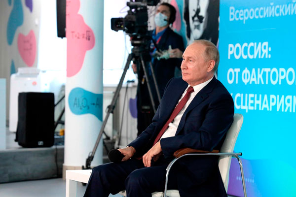 В Кремле не считают наглостью слова школьника, поправившего Путина В Кремле не считают наглостью слова школьника, поправившего Путина