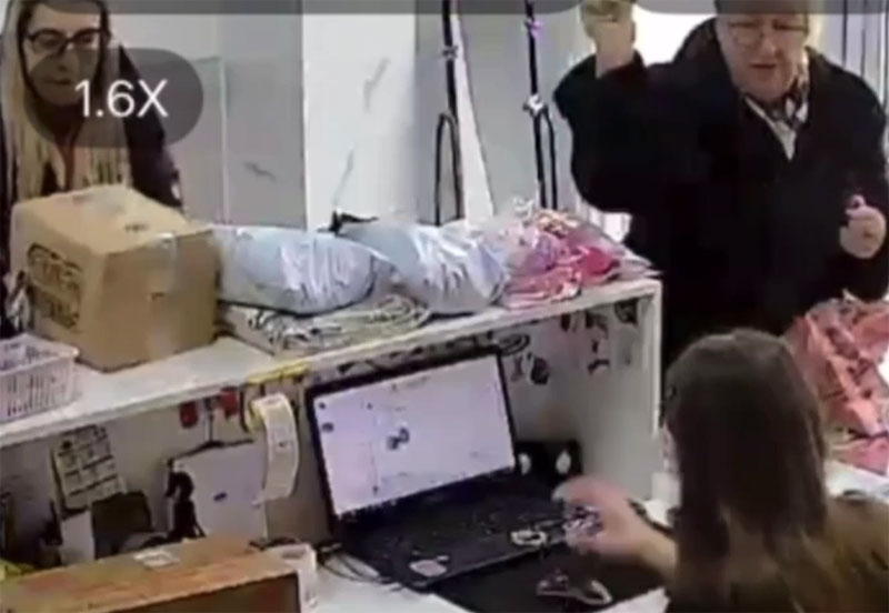 В Ростове пенсионерка напала на 17-летнюю сотрудницу WB из-за товара | Пенсионерка в Ростове напала на несовершеннолетнюю сотрудницу ПВЗ WB В Ростове пенсионерка напала на 17-летнюю сотрудницу WB из-за товара | Пенсионерка в Ростове напала на несовершеннолетнюю сотрудницу ПВЗ WB