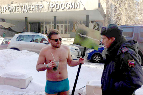 Москвич в плавках пришел к зданию Гидрометцентра требовать лета!