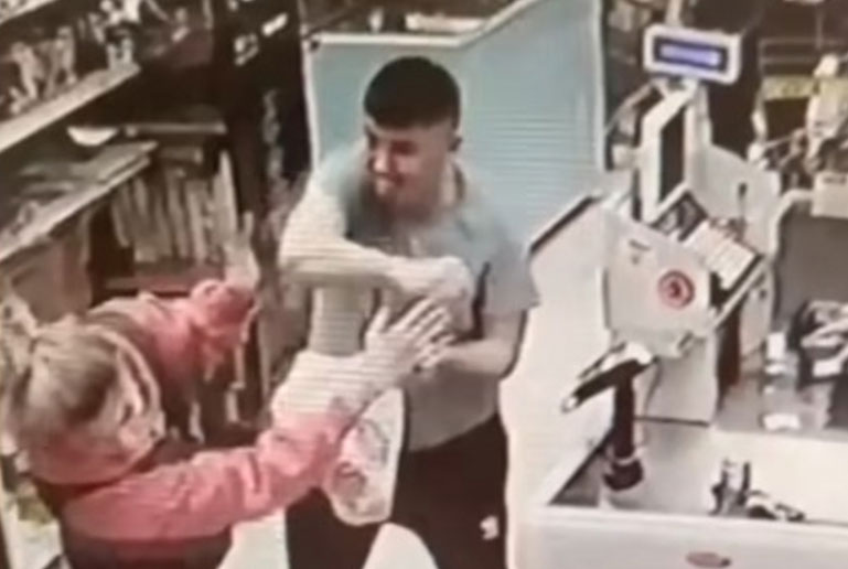 «Я с СВО, мне ничего не будет»: уралец избил девушку на кассе в супермаркете | В Екатеринбурге назвавший себя бойцом СВО посетитель супермаркета избил девушку