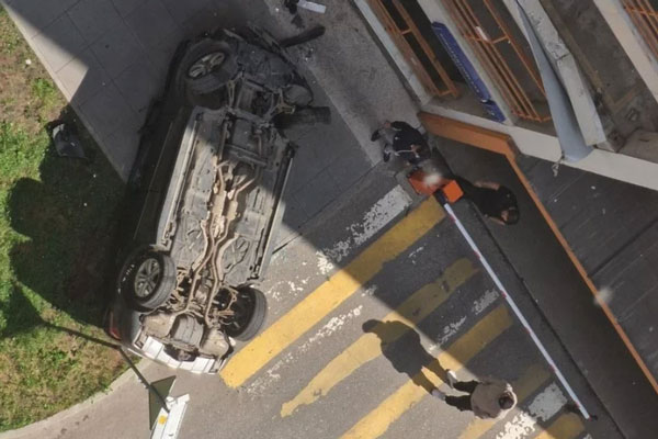 В Москве водитель на иномарке упал с третьего этажа парковки В Москве водитель на иномарке упал с третьего этажа парковки