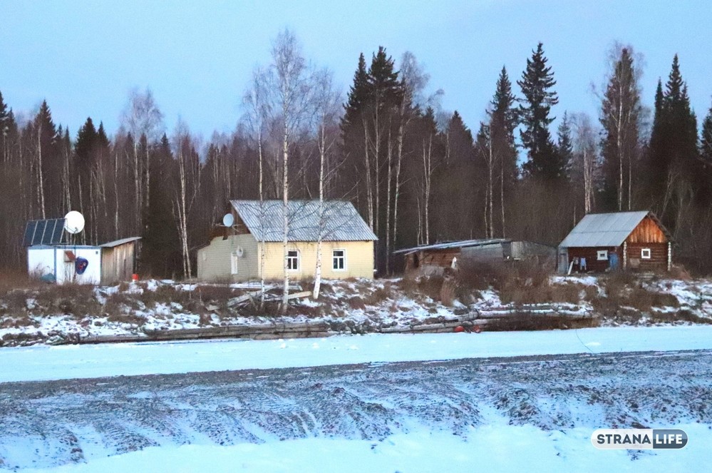 Их вера тут не при чем: уральские манси молятся солнцу и ветру, чтобы те заряжали спутниковые таксофоны