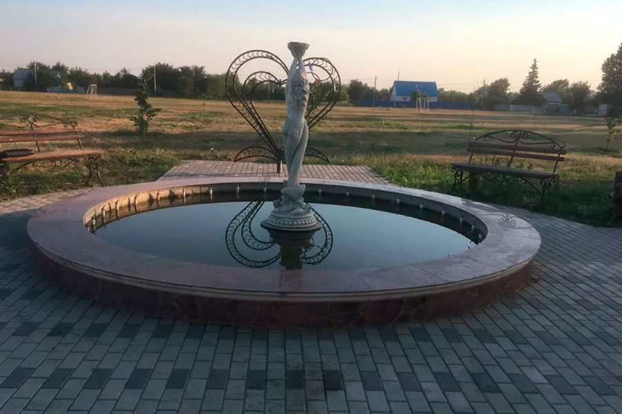 Под Волгоградом девочка погибла от удара током, доставая кепку из фонтана Под Волгоградом девочка погибла от удара током, доставая кепку из фонтана