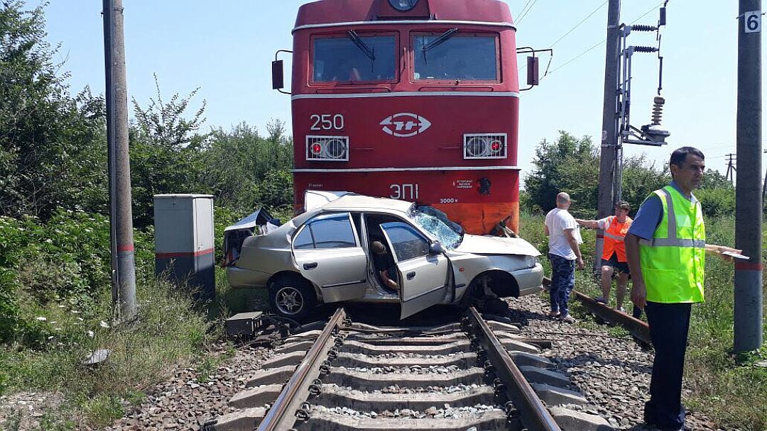 Страшное ДТП на железной дороге: поезд «Уфа-Новороссийск» протаранил легковушку Страшное ДТП на железной дороге: поезд «Уфа-Новороссийск» протаранил легковушку