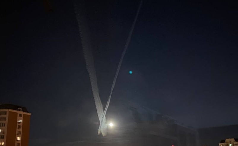 Загадочная буква V в небе над Москвой вызвала споры в соцсетях | В Москве местные жители зафиксировали букву V в небе Загадочная буква V в небе над Москвой вызвала споры в соцсетях | В Москве местные жители зафиксировали букву V в небе